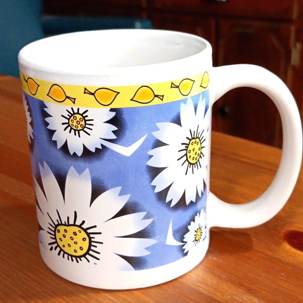 Daisy Mug 12 oz EUC